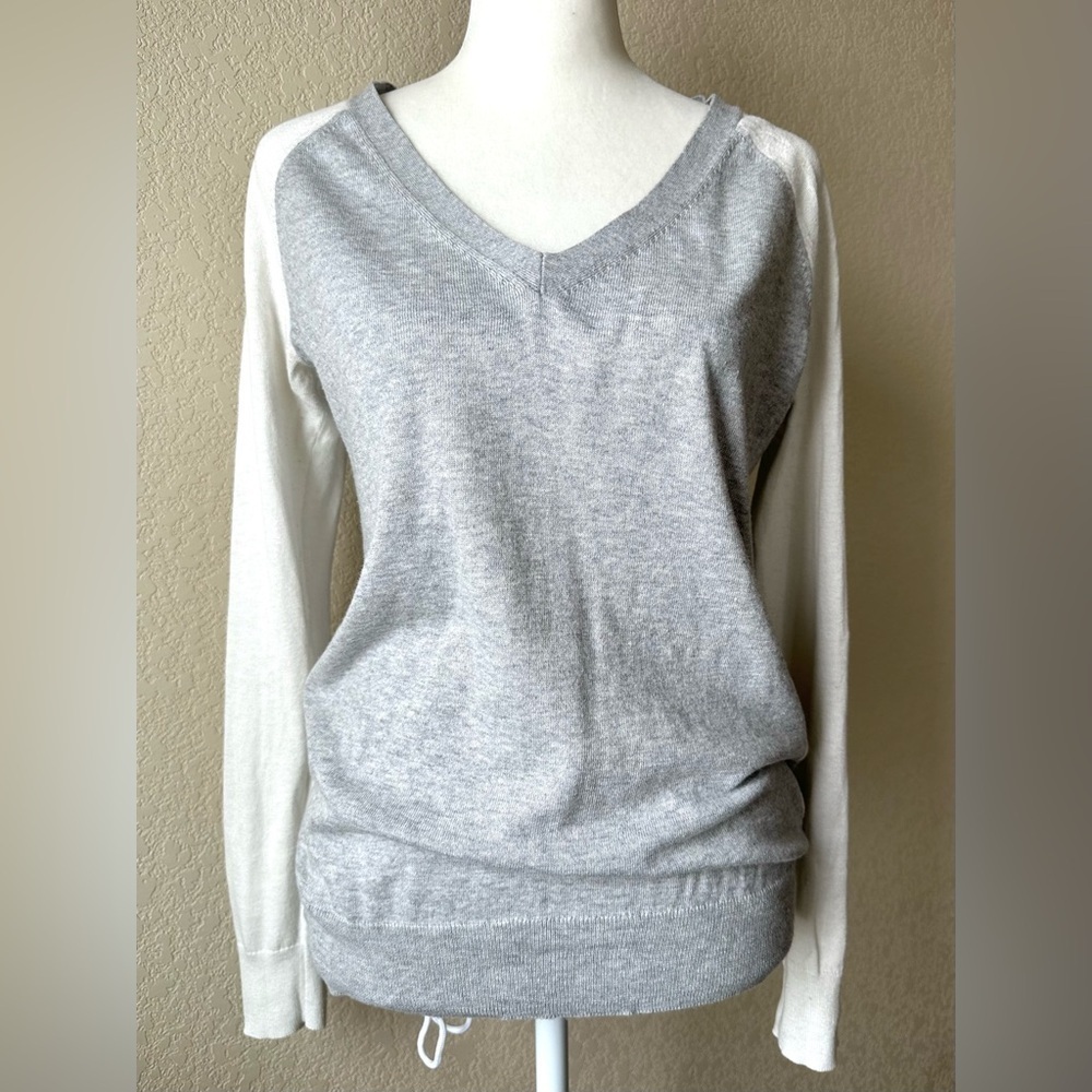 GAP Gray & ivory Colorblock V-Neck Sweater – XS, Silk Blend